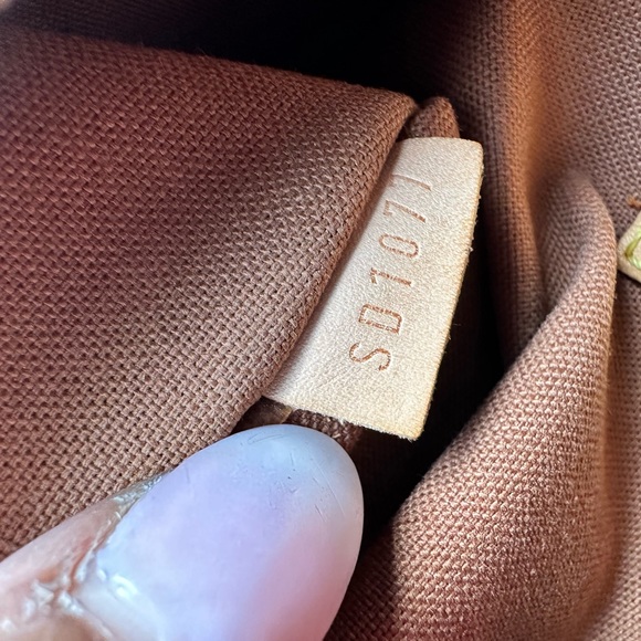 Louis Vuitton monogram bag in Excellent condition with purchase LV lock and key. - Picture 17 of 17